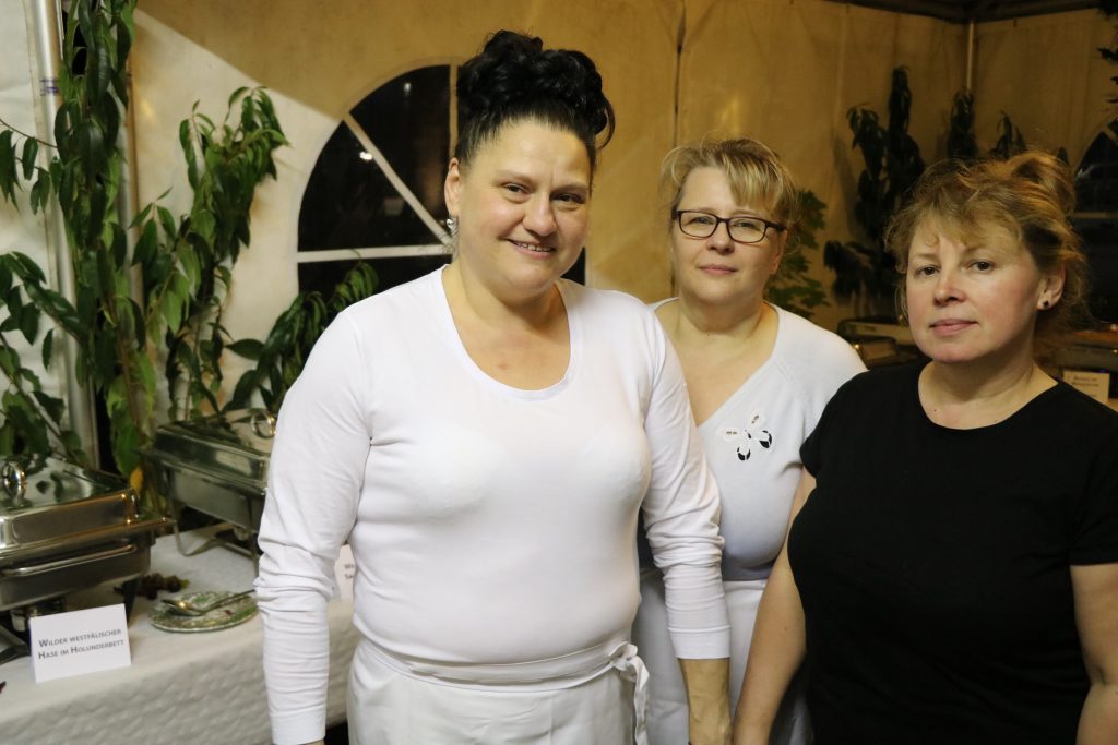 Chefköchin Vera Zumbrinck, Tatjana Daschtskja und Helena Pospeylva haben die Gäste beim Wildbuffet restlos verwöhnt.