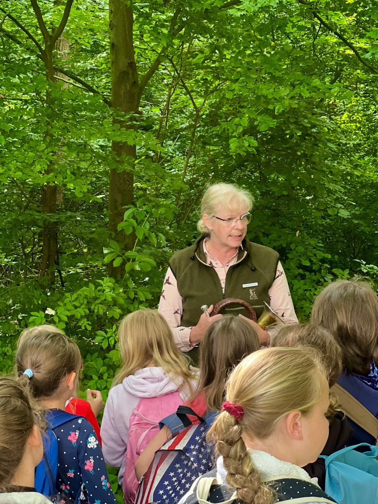 Claudia Havelt, Hegeringleiterin in Beelen, brachte den Kindern beim jüngsten Walderlebnistag die Bedeutung der Jagdhörner näher.  